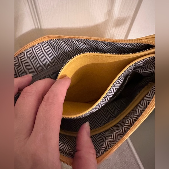 ISABELLE PETA APPROVED VEGAN LEATHER crossbody - Picture 8 of 13